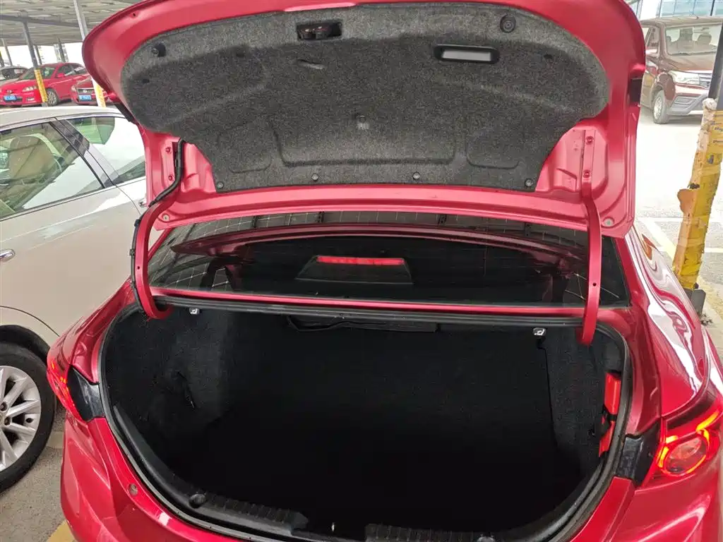 Mazda 3 Axela 2018 — фото 15
