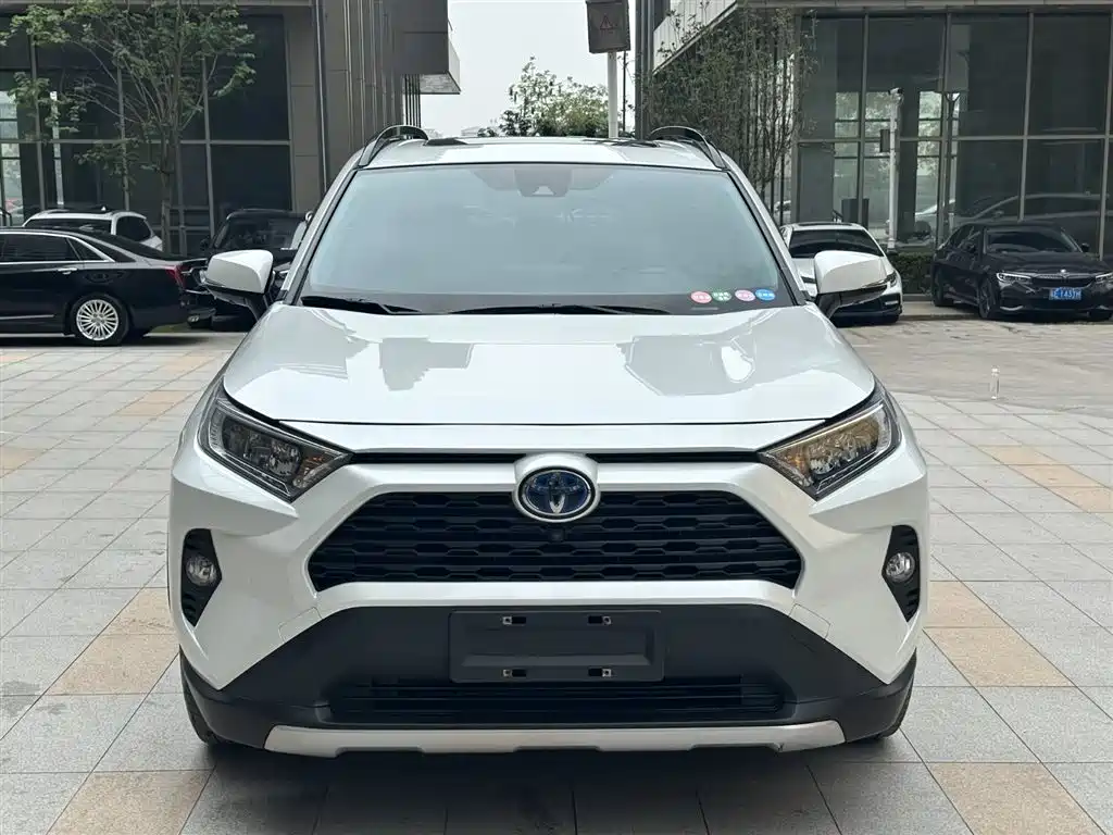 Toyota RAV4 2023 — фото 3