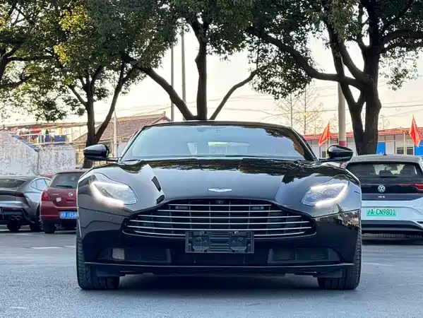 Aston Martin DB11 2019