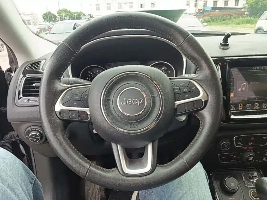 Jeep Compass 2018 — фото 11