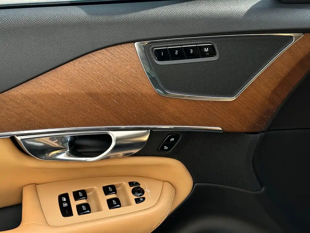 Volvo XC90 2018 — фото 6