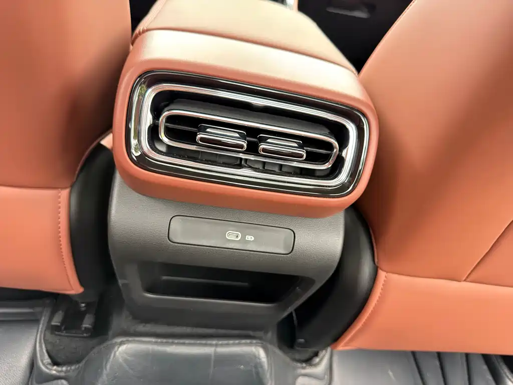 Geely Emgrand 2025 — фото 20