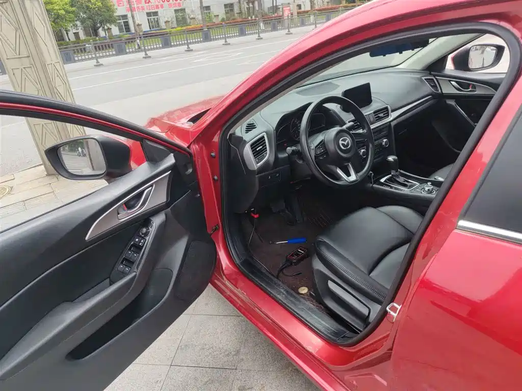 Mazda 3 Axela 2018 — фото 16
