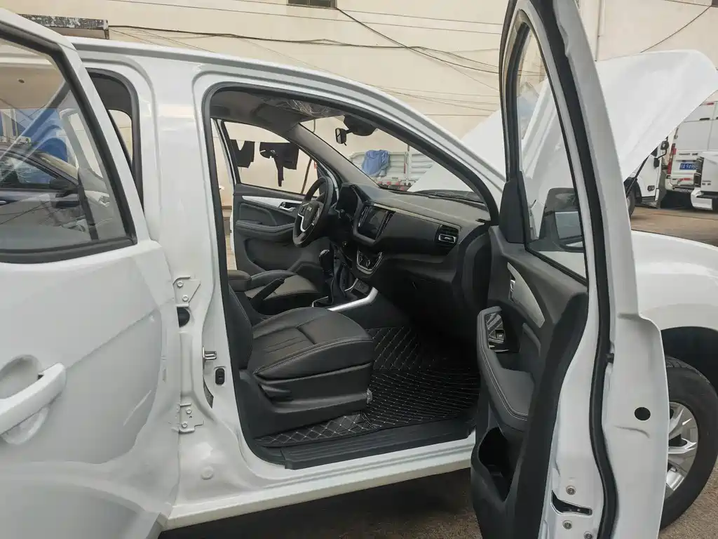 Isuzu RE-MAX — фото 13