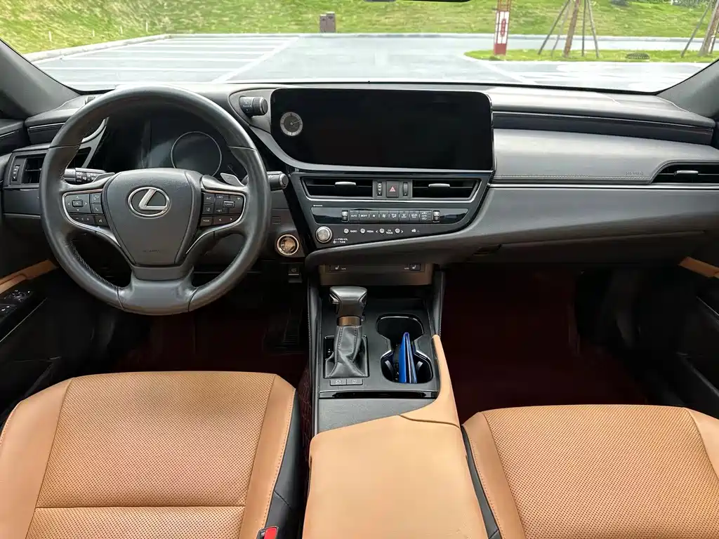 Lexus ES 2024
