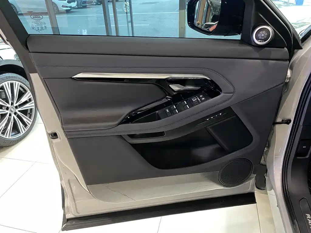 Land Rover Evoque 2023 — фото 16