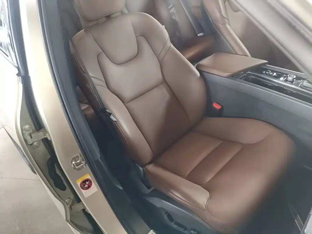 Volvo XC60 2018 — фото 25