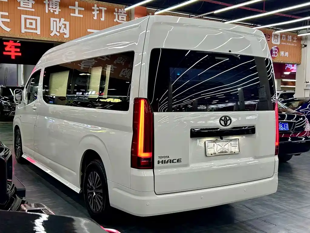 Toyota Hiace 2021 — фото 15