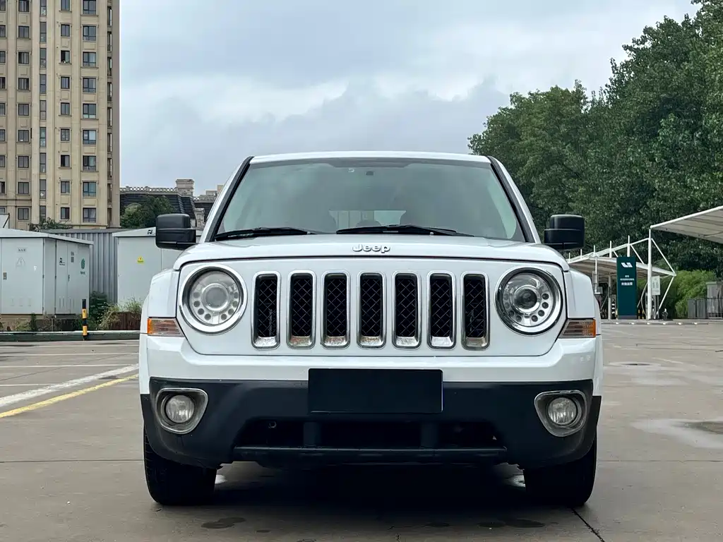 Jeep Freelancer 2013 — фото 2