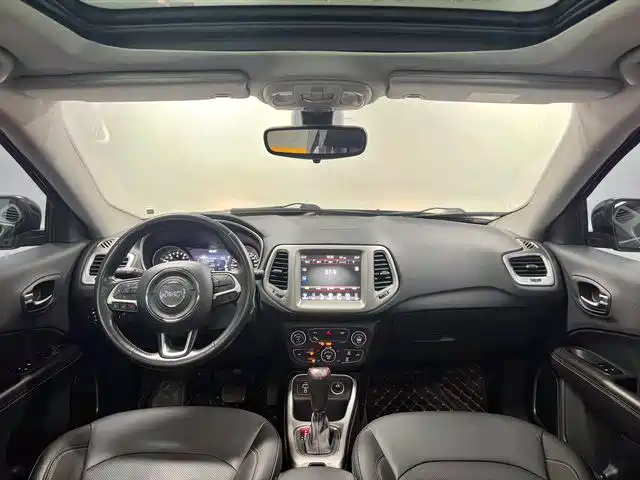 Jeep Compass 2017 — фото 9