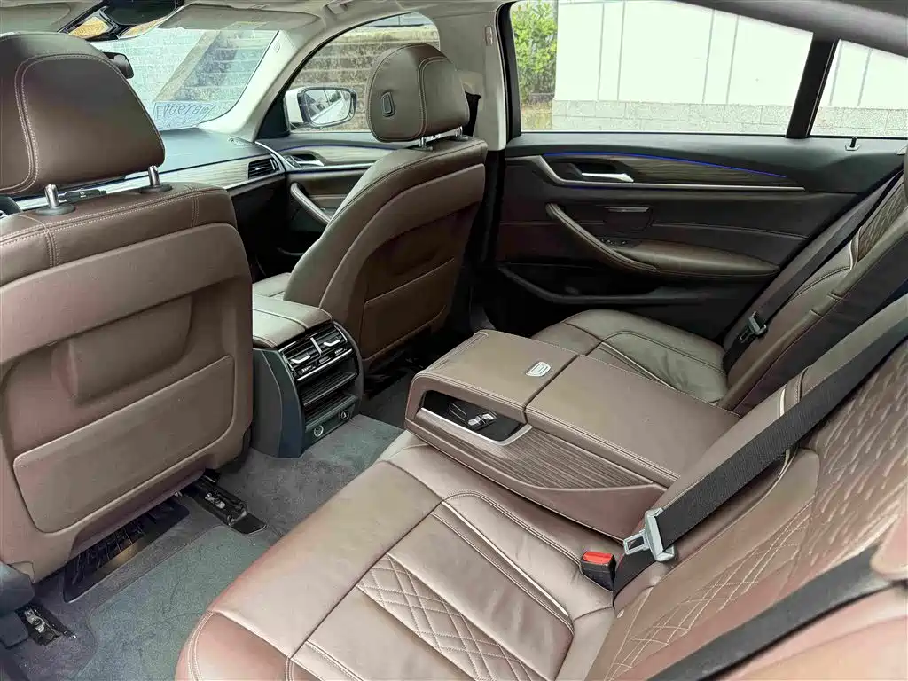 BMW 5 Series 2018 — фото 11