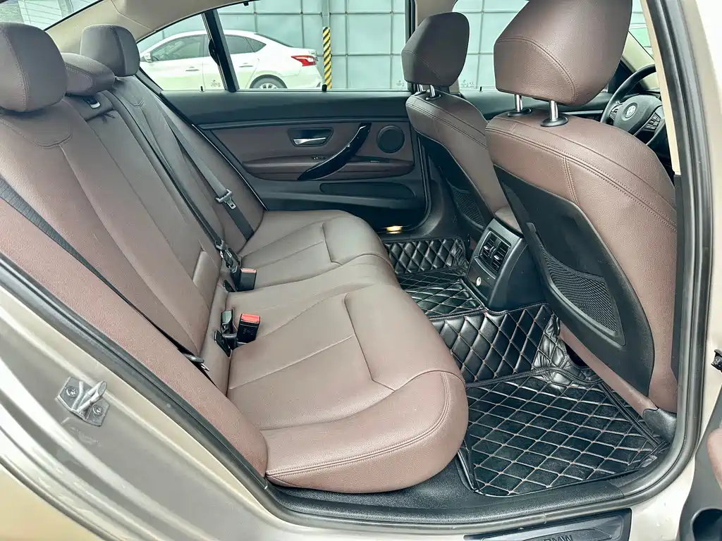 BMW 3 Series 2018 — фото 11