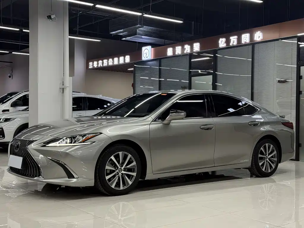 Lexus ES 2020 — фото 1