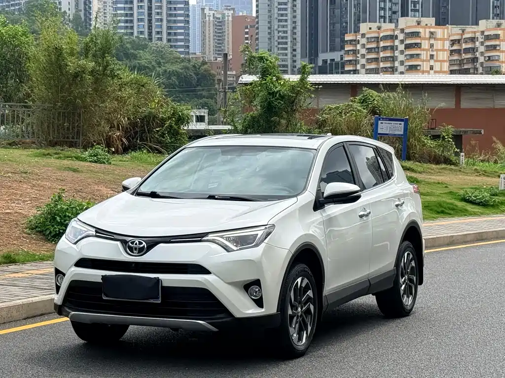 Toyota RAV4 2017 — фото 1