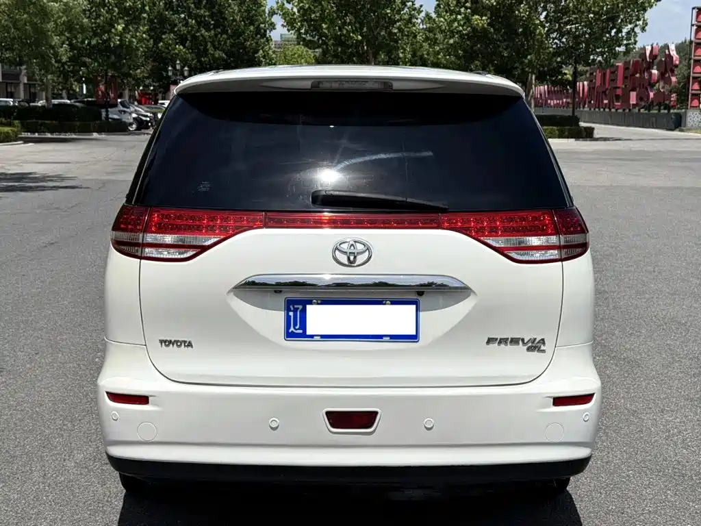 Toyota Previa 2011 — фото 22