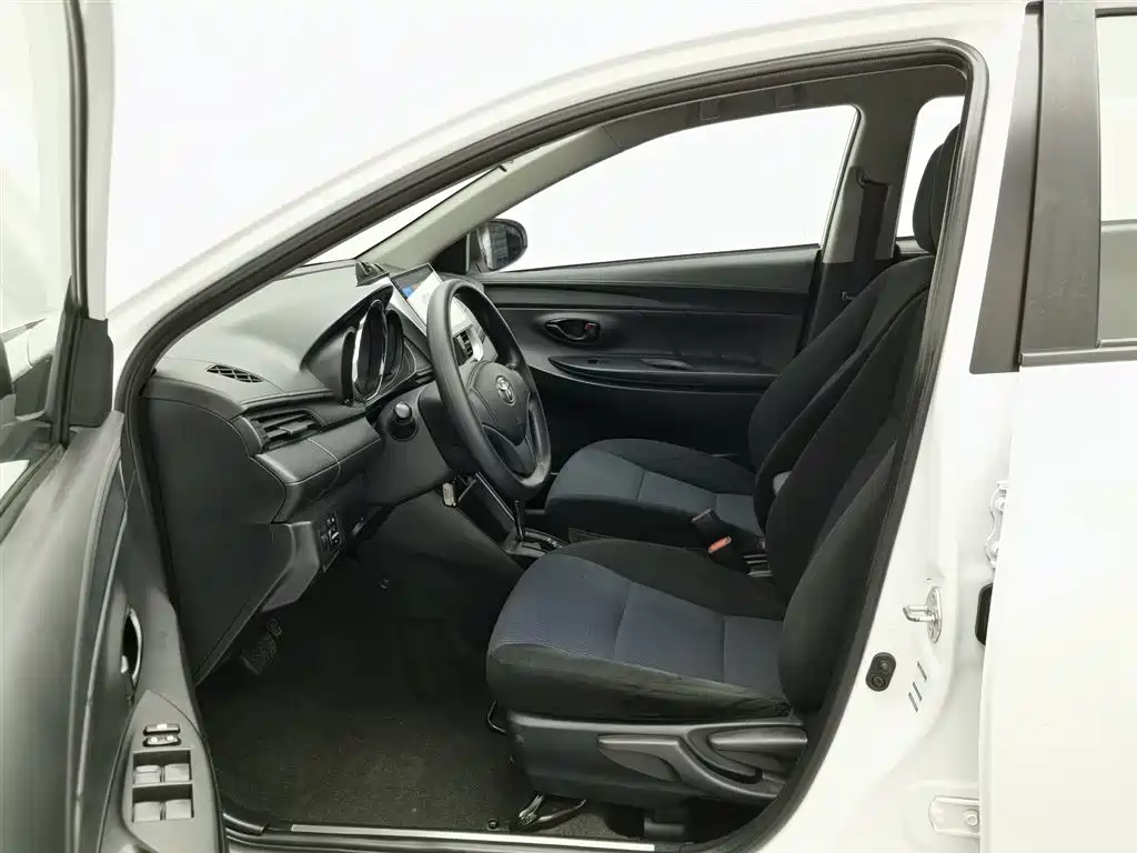 Toyota Yaris L 2018 — фото 10