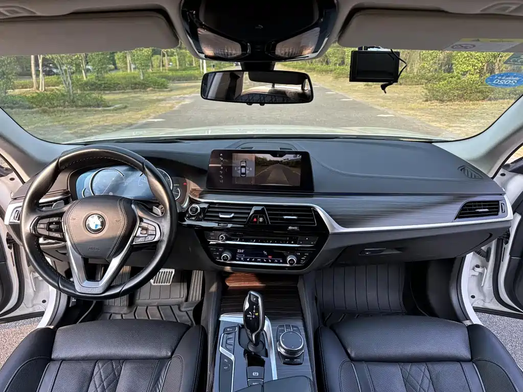 BMW 5 Series 2018 — фото 15