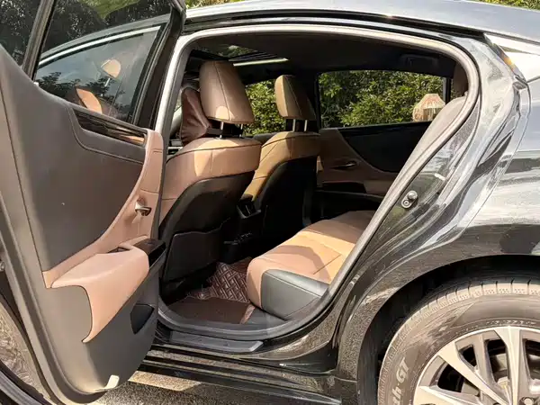 Lexus ES 2022