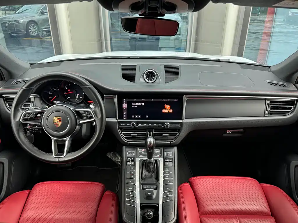 Porsche Macan 2019 — фото 11