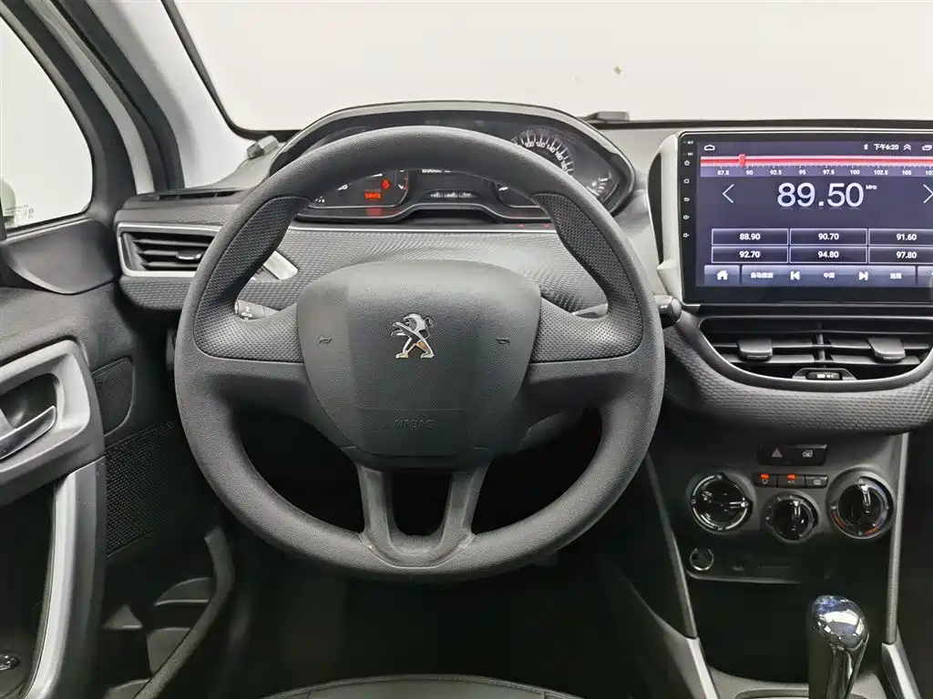 Peugeot 2008 2016 — фото 11