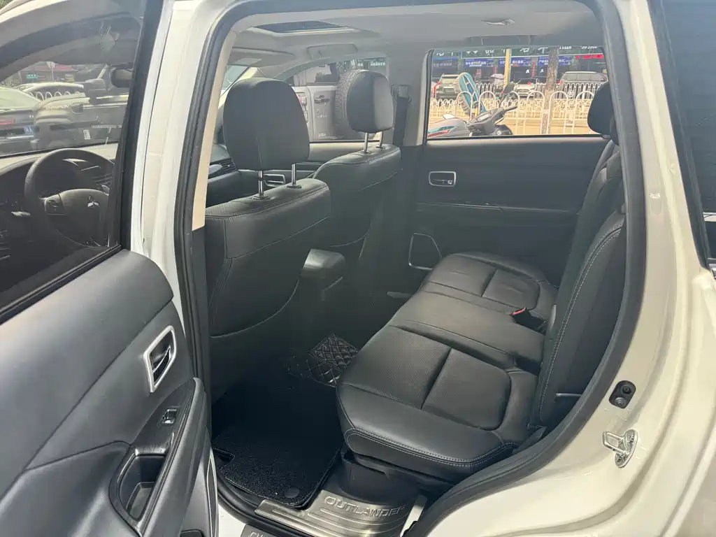 Mitsubishi Outlander 2018 — фото 16