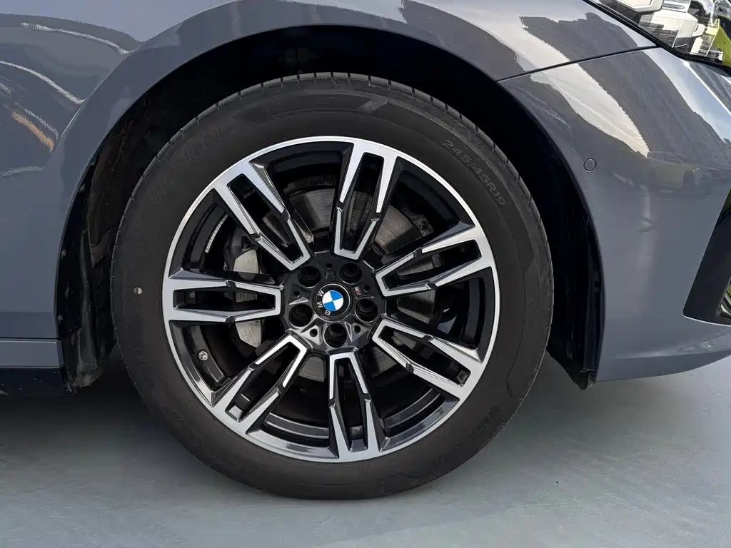 BMW 5 Series 2025 — фото 11