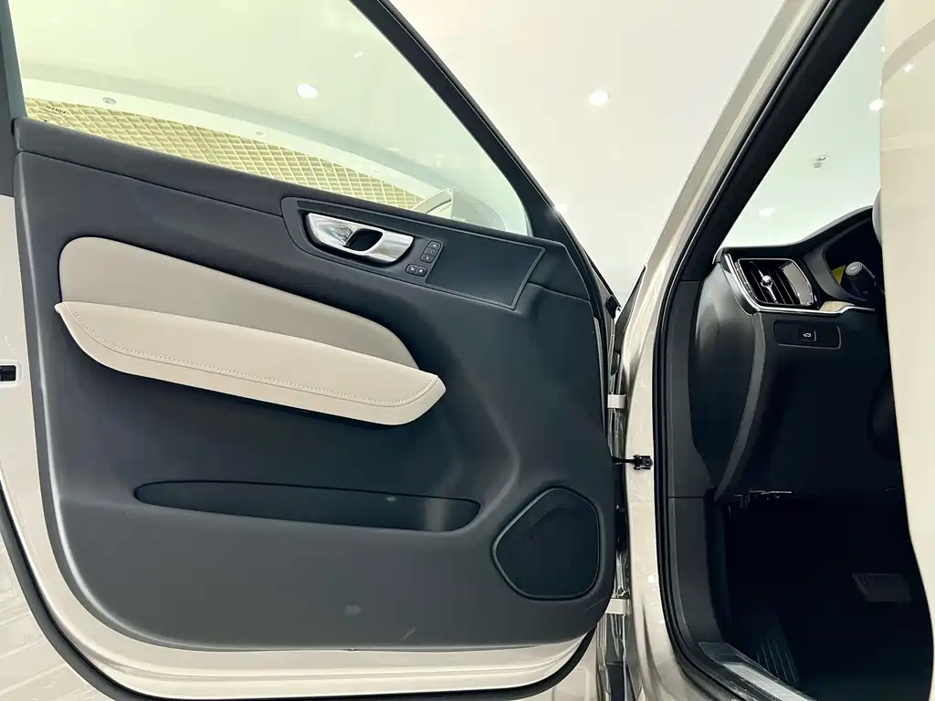 Volvo XC60 2026 — фото 19