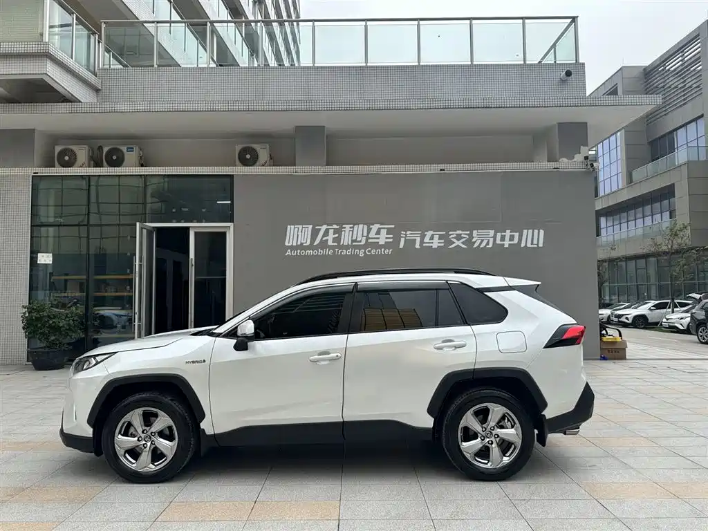 Toyota RAV4 2023 — фото 22