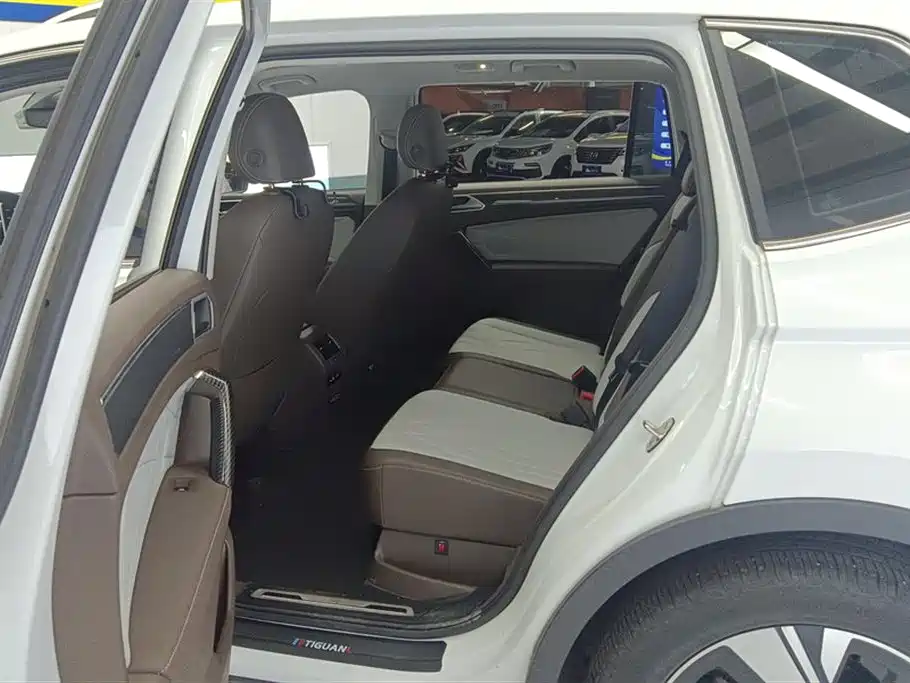 Volkswagen Tiguan L 2023 — фото 11