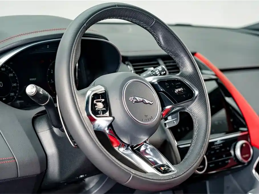 Jaguar E-PACE 2023 — фото 9