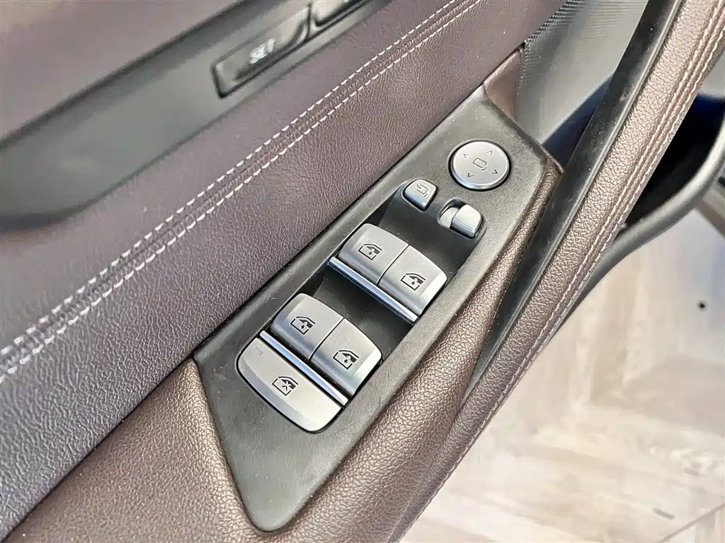 BMW 5 Series 2021 — фото 23