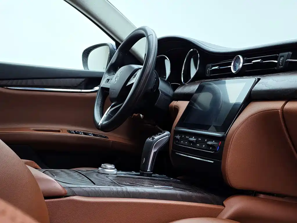 Maserati Quattroporte 2018 — фото 19