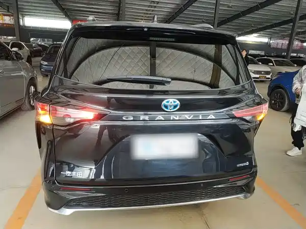 Toyota Granvia 2023