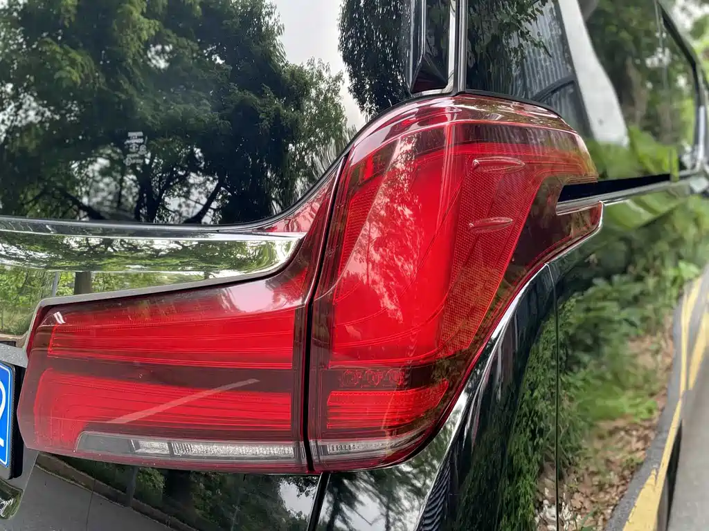 Toyota Alphard 2023 — фото 28