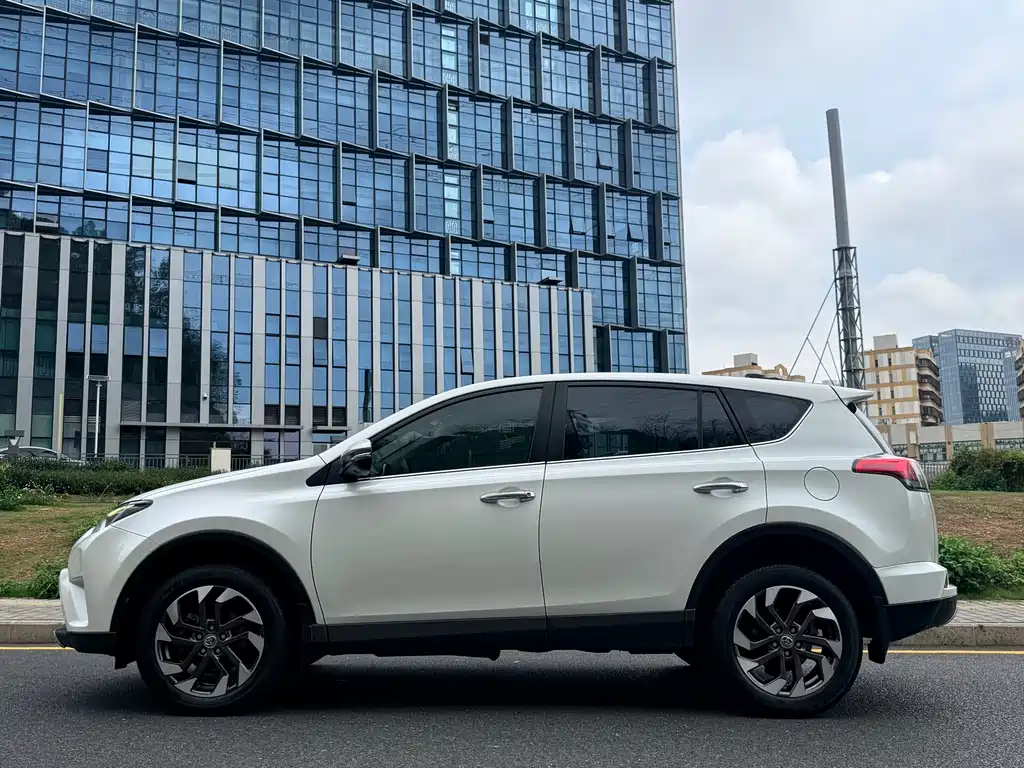 Toyota RAV4 2017 — фото 7