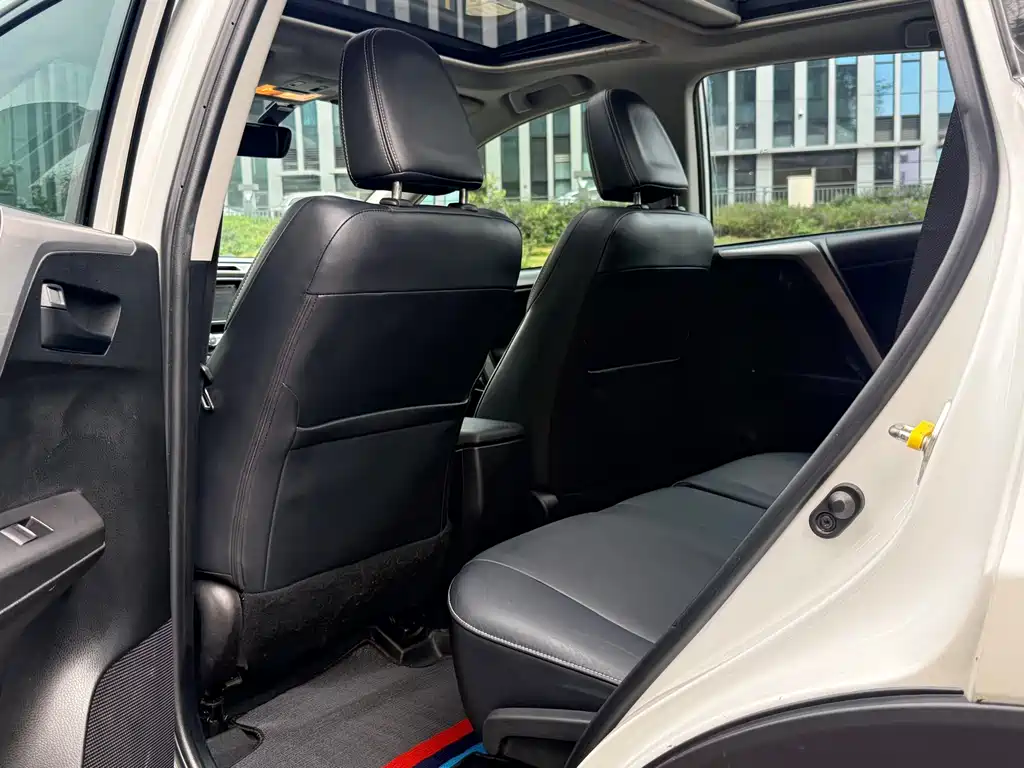Toyota RAV4 2017 — фото 15