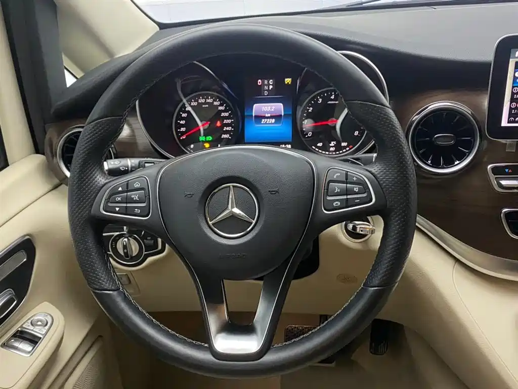 Mercedes-Benz V-Class 2024 — фото 14