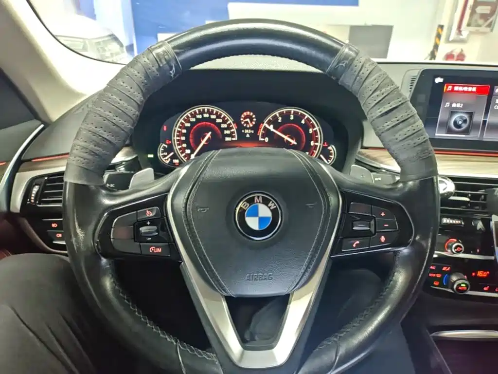 BMW 5 Series 2017 — фото 11