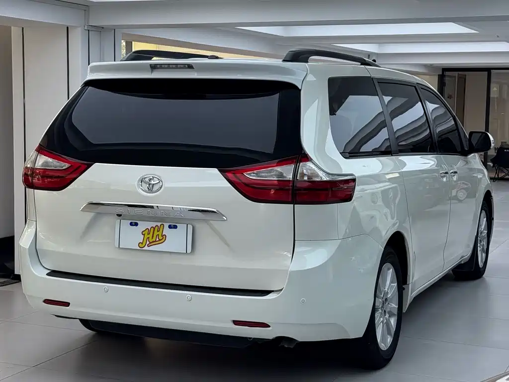 Toyota Sienna 2017 — фото 12