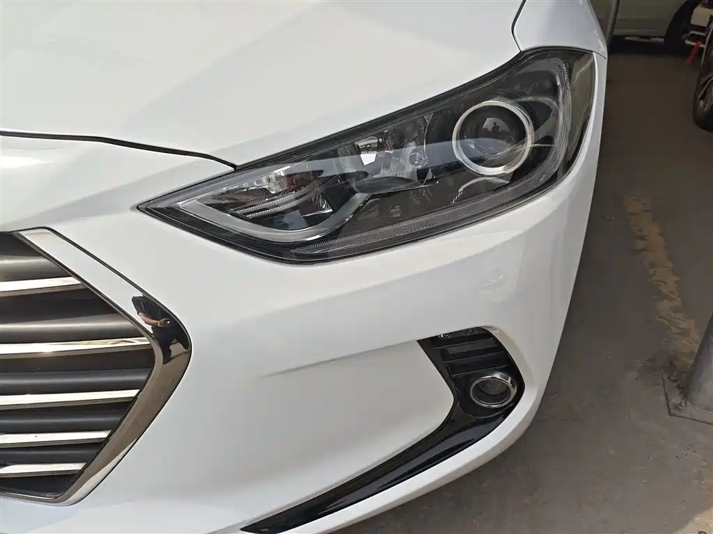 Hyundai Elantra 2017 — фото 23