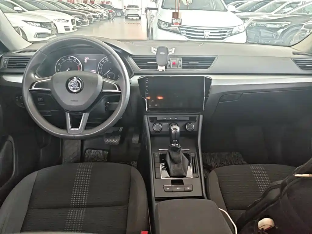 Skoda Superb 2018 — фото 10