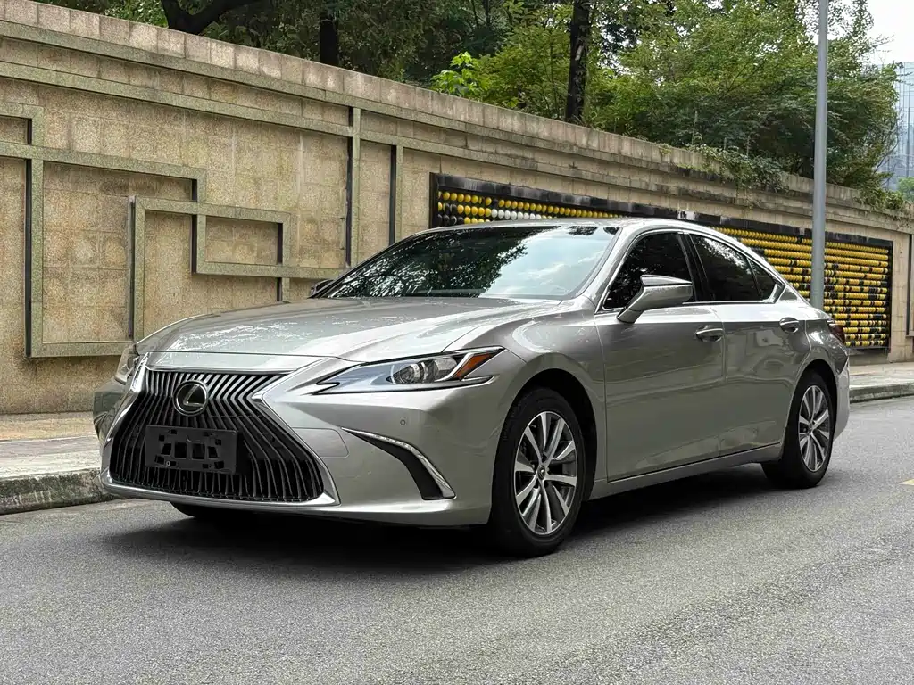 Lexus ES 2020