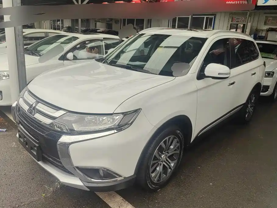 Mitsubishi Outlander 2019 — фото 1