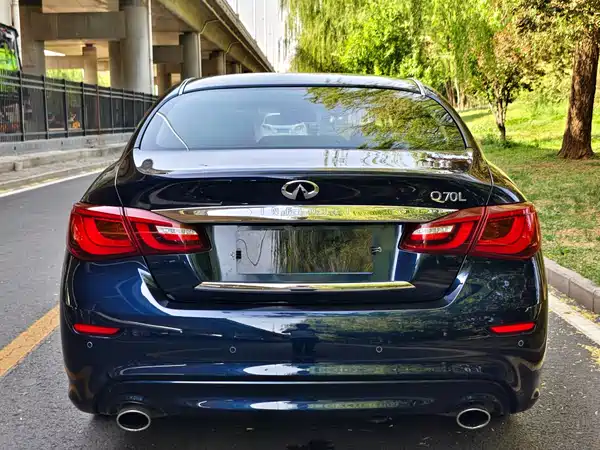 Infiniti Q70 2019