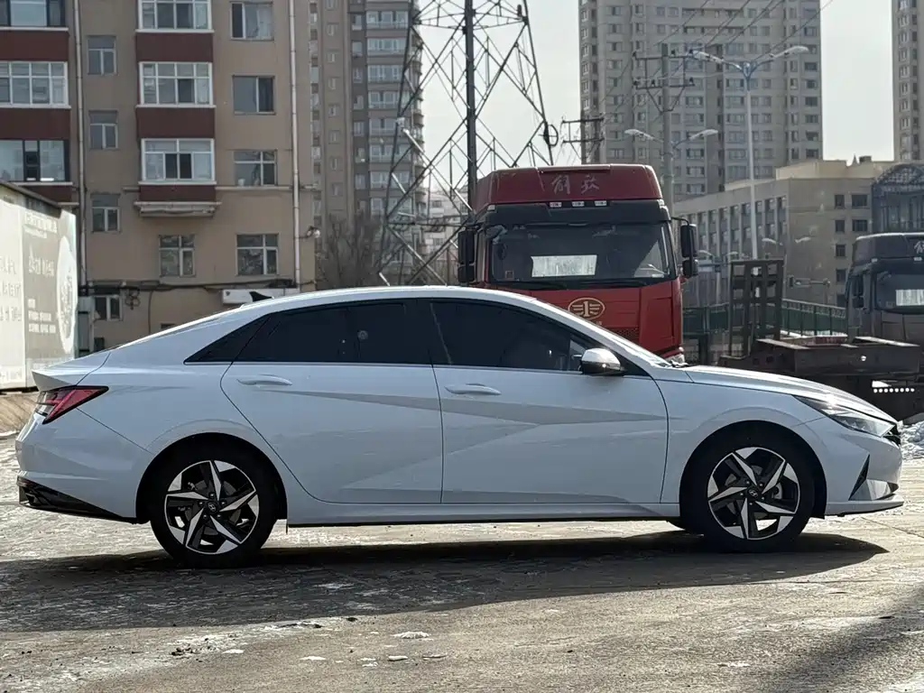 Hyundai Elantra 2022 — фото 23
