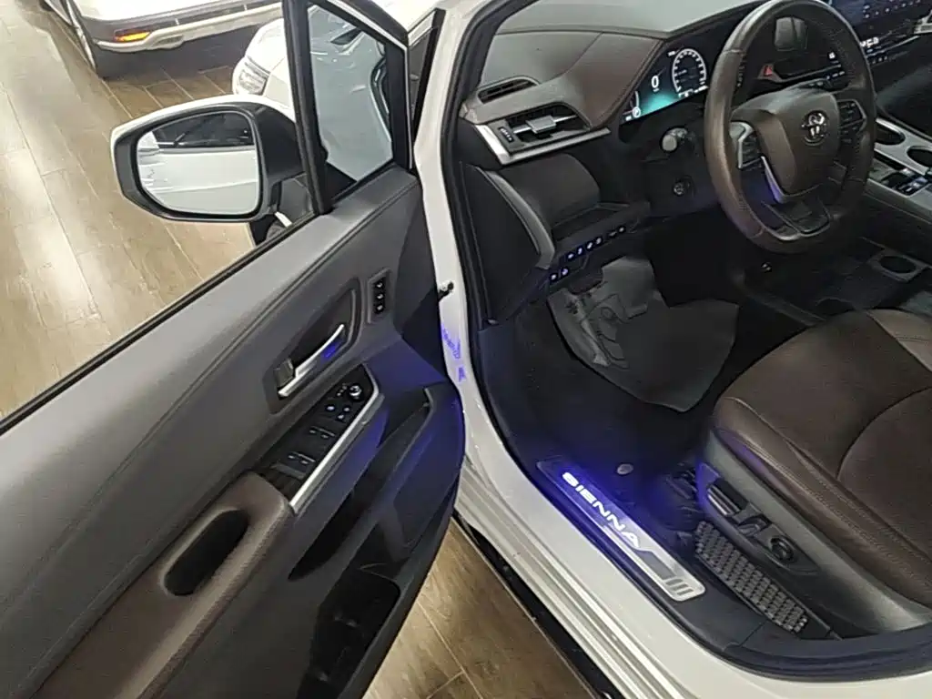 Toyota Sienna 2023 — фото 16