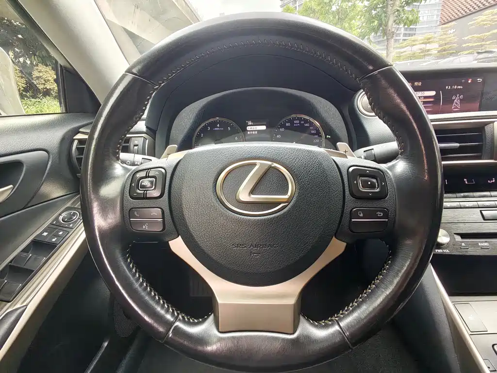 Lexus IS 2018 — фото 17