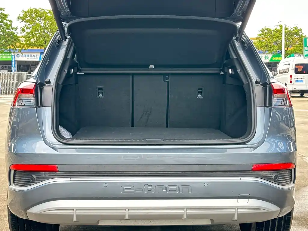 Audi Q4 e-tron 2025 — фото 14