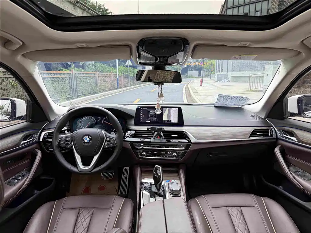 BMW 5 Series 2018 — фото 8