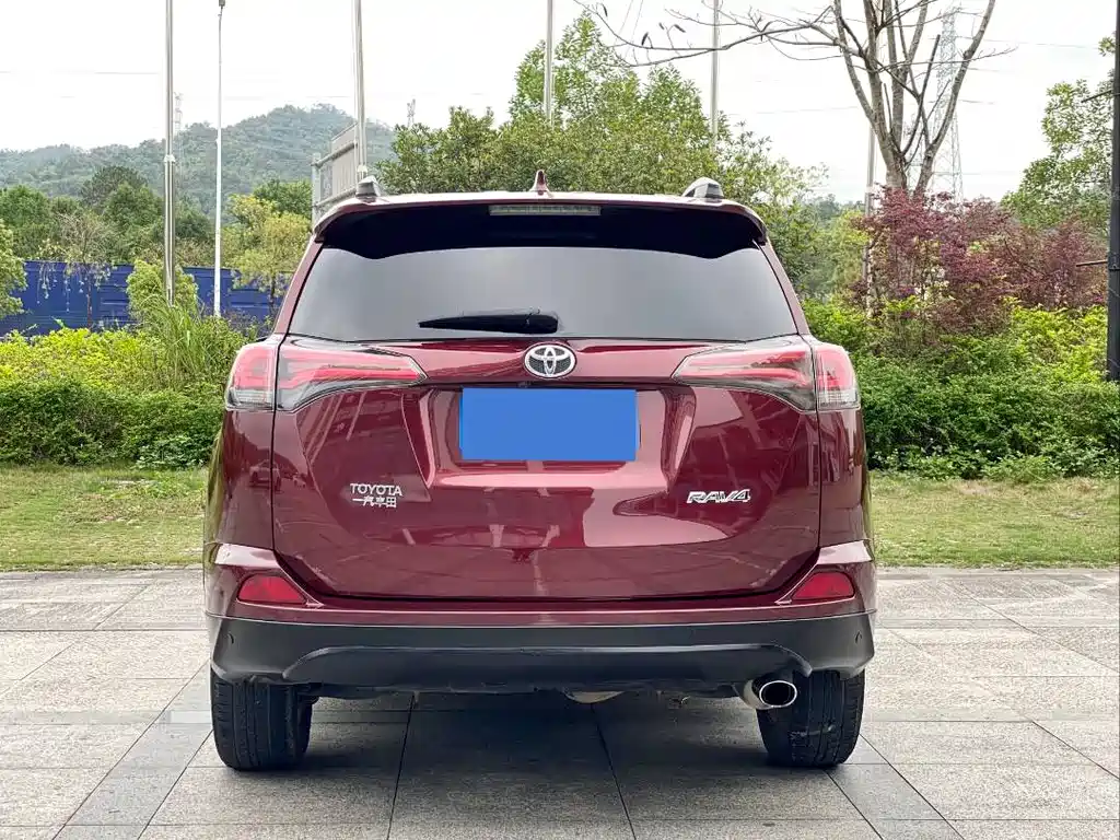 Toyota RAV4 2017 — фото 8